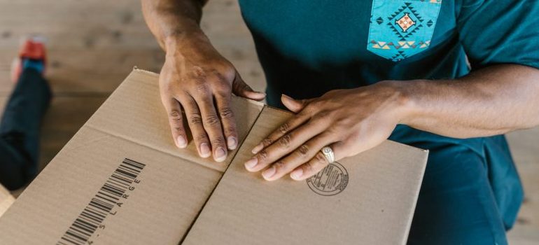 mover sealing a box