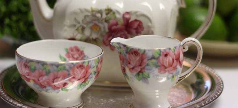 A set of cups and a teapot. 