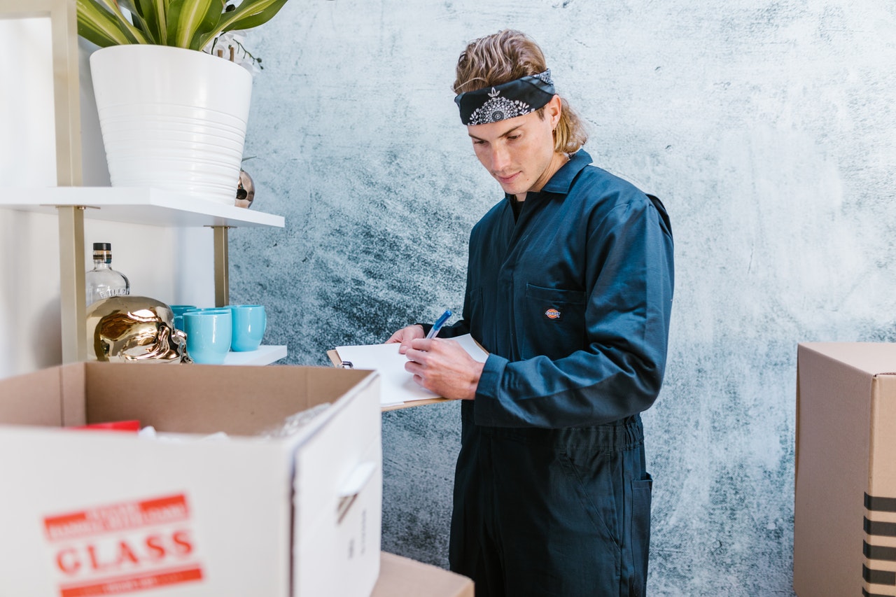 mover going through inventory and everything toneed to know about moving quotes