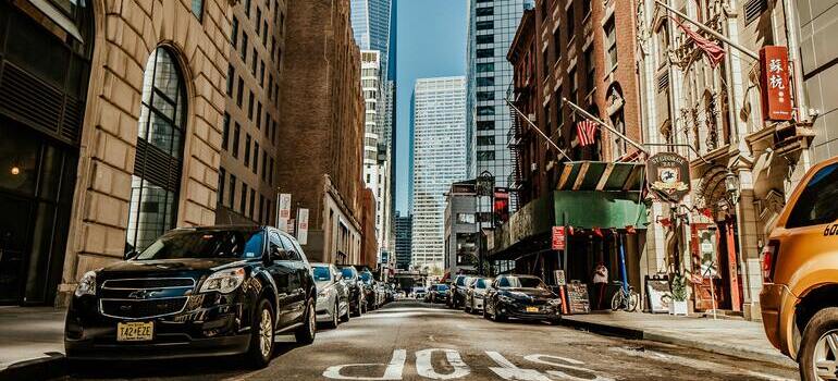 A busy Manhattan street, visualising the pros and cons of living in Manhattan 