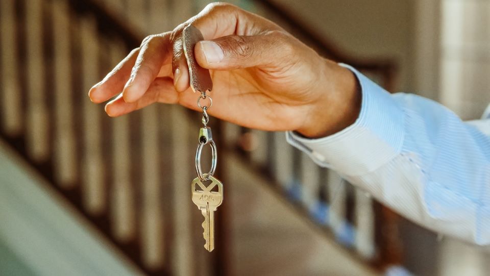 someone holding keys of an apartment