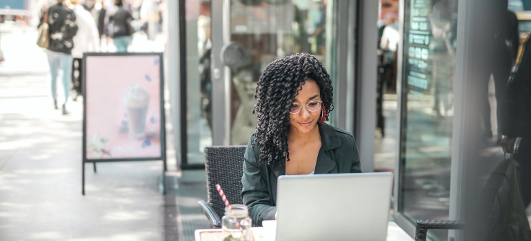 woman looking for destinations for tech startups in NYC on her laptop